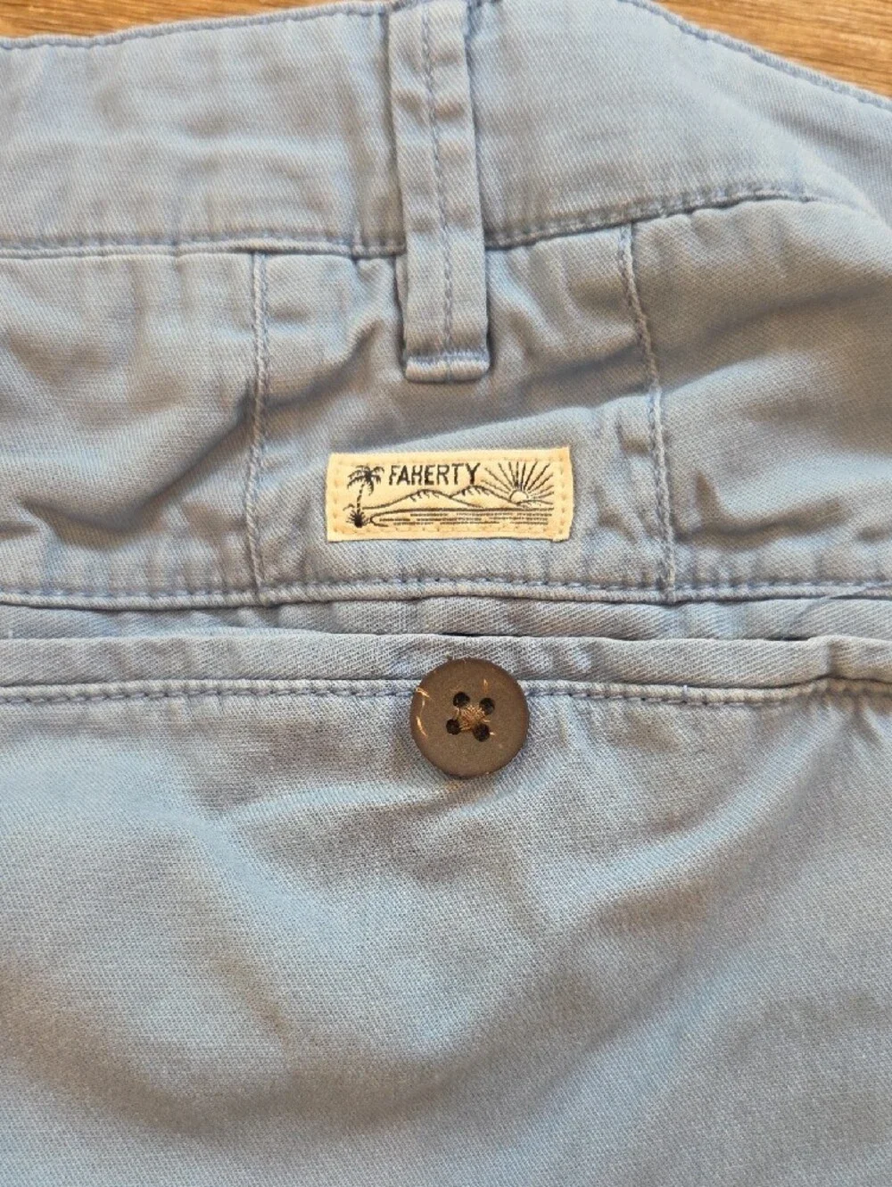 Faherty Men's Flat Front 7 Inch Inseam Light Blue Cotton Blend Shorts (32)